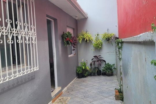 Fachada de casa à venda com 3 quartos, 75m² em Fátima, Canoas