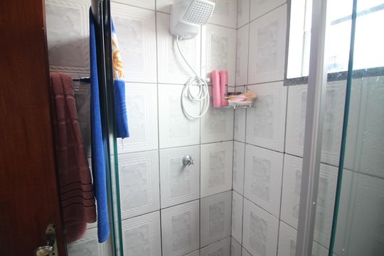 Banheiro de apartamento à venda com 2 quartos, 49m² em Santa Cruz Industrial, Contagem