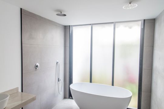 Banheiro da Suíte de casa de condomínio para alugar com 4 quartos, 370m² em Alphaville, Santana de Parnaíba
