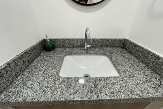 Banheiro social de apartamento para alugar com 1 quarto, 30m² em Centro Histórico de São Paulo, São Paulo