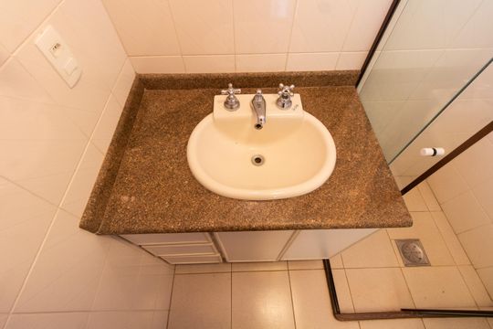 BANHEIRO DA SUITE 4 de casa de condomínio à venda com 4 quartos, 590m² em Jardim Arua, Campinas