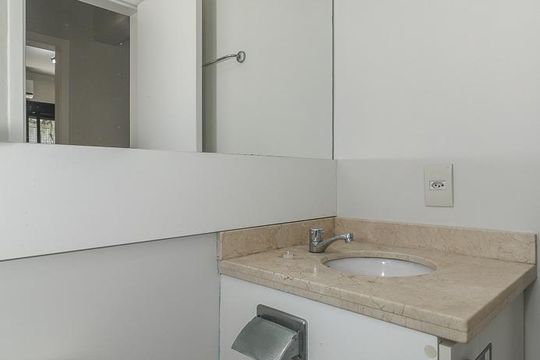 Banheiro de apartamento à venda com 2 quartos, 55m² em São Geraldo, Porto Alegre