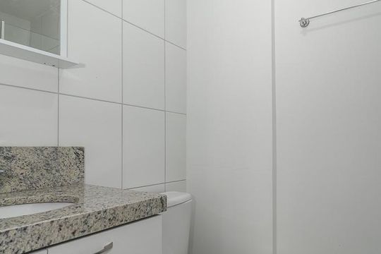 Banheiro de apartamento para alugar com 2 quartos, 54m² em Bom Jesus, Porto Alegre