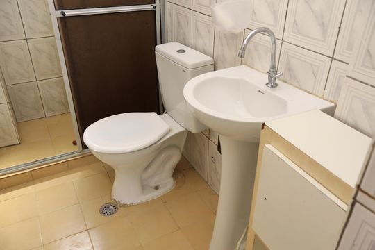 Banheiro de apartamento para alugar com 2 quartos, 58m² em Saboeiro, Salvador
