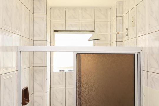Banheiro de apartamento para alugar com 2 quartos, 58m² em Saboeiro, Salvador