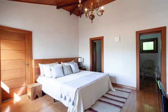 Suíte  de casa de condomínio à venda com 3 quartos, 970m² em Fazenda dos Pires, Nova Lima