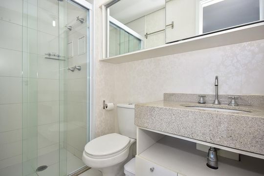 Banheiro de kitnet/studio para alugar com 1 quarto, 45m² em Real Parque, São Paulo