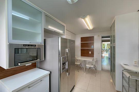 Cozinha de apartamento à venda com 4 quartos, 185m² em Santo Amaro, São Paulo