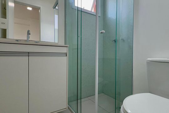 Banheiro de kitnet/studio para alugar com 1 quarto, 33m² em Pinheiros, São Paulo