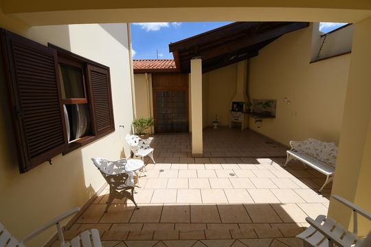 Sala de TV - Vista de casa à venda com 3 quartos, 280m² em Jardim Santana, Campinas