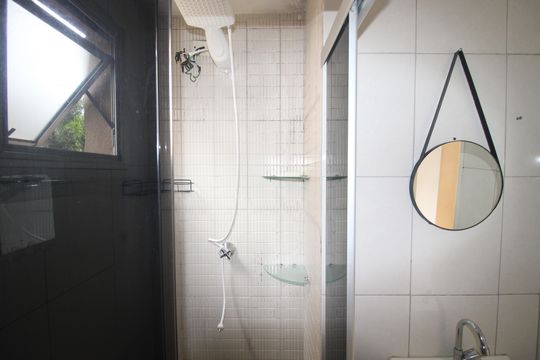 Banheiro de apartamento à venda com 2 quartos, 49m² em Vila Roque, São Paulo