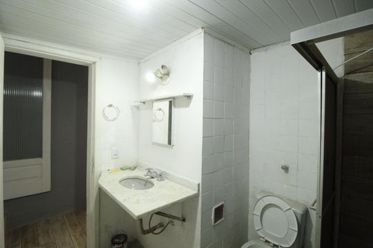 Banheiro de casa à venda com 2 quartos, 100m² em Sarandi, Porto Alegre