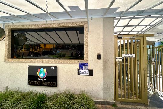 Placa instalada na fachada do imóvel  de apartamento para alugar com 2 quartos, 41m² em Jardim Ansalca, Guarulhos