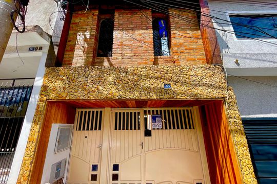 Placa instalada na fachada do imóvel  de casa para alugar com 3 quartos, 85m² em Jardim Santa Ines, Guarulhos