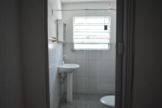 Kitnet - Banheiro de casa para alugar com 1 quarto, 20m² em Vila do Bosque, São Paulo