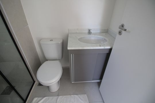 Banheiro de apartamento à venda com 2 quartos, 83m² em Barra Olímpica, Rio de Janeiro