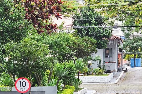 Fachada de casa de condomínio à venda com 4 quartos, 250m² em Vila Moraes, São Paulo