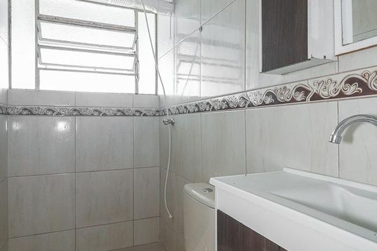 Banheiro de apartamento à venda com 1 quarto, 50m² em Jardim São Pedro, Porto Alegre