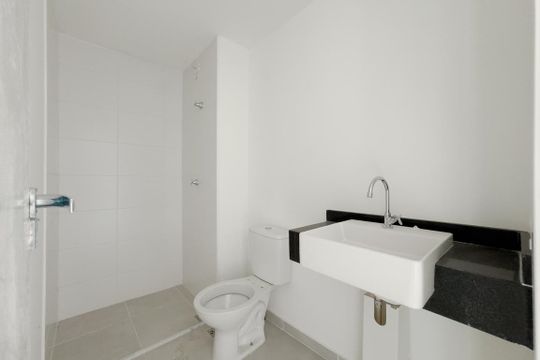 Banheiro de apartamento à venda com 1 quarto, 28m² em Pinheiros, São Paulo