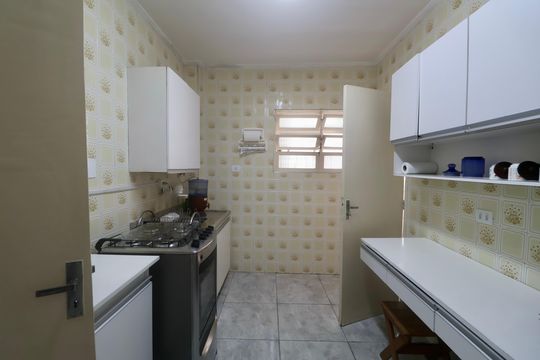 Cozinha de apartamento para alugar com 2 quartos, 90m² em Jardim Praiano, Guarujá