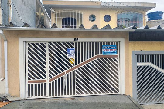 Fachada de casa à venda com 3 quartos, 180m² em São Pedro, Osasco