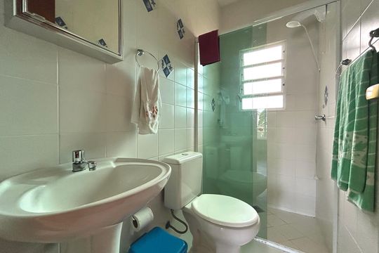 Banheiro suíte  de apartamento para alugar com 1 quarto, 70m² em Campeche Leste, Florianópolis