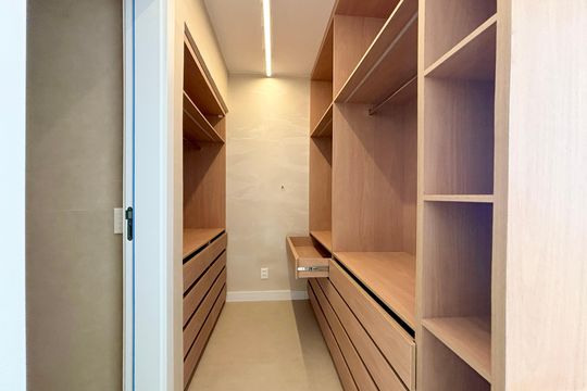 Suíte master - closet de apartamento à venda com 4 quartos, 156m² em Copacabana, Rio de Janeiro