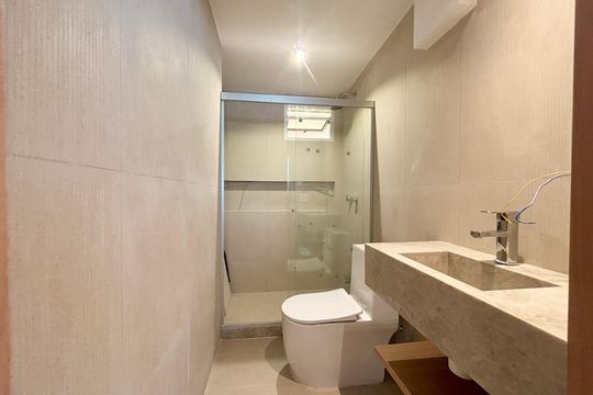 Banheiro social 2 de apartamento à venda com 4 quartos, 156m² em Copacabana, Rio de Janeiro