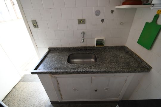 Cozinha de apartamento à venda com 2 quartos, 76m² em Centro, Campinas