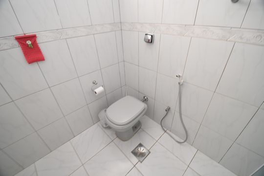 Banheiro de apartamento à venda com 2 quartos, 76m² em Centro, Campinas