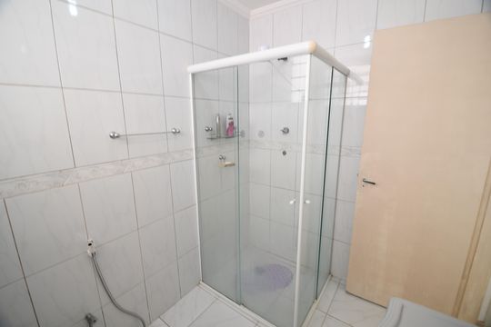 Banheiro de apartamento à venda com 2 quartos, 76m² em Centro, Campinas