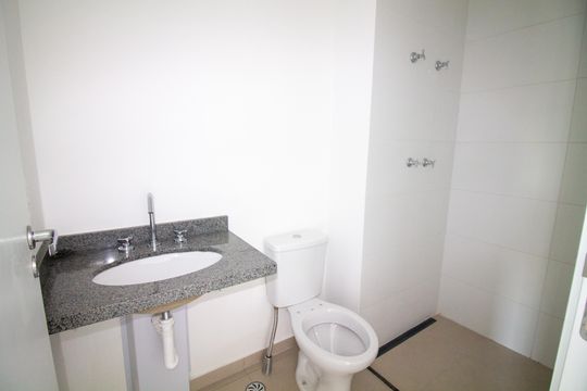 Banheiro de kitnet/studio à venda com 1 quarto, 24m² em Santo Amaro, São Paulo