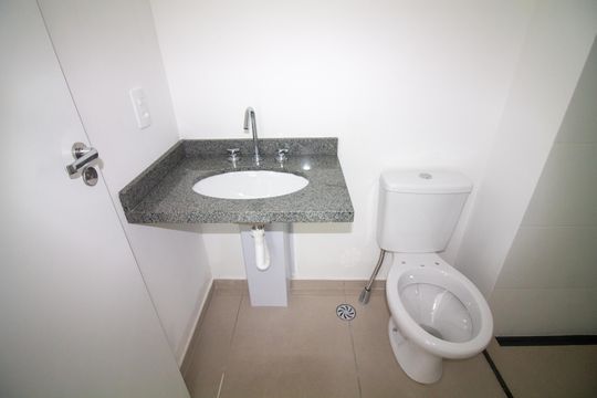 Banheiro de kitnet/studio à venda com 1 quarto, 24m² em Santo Amaro, São Paulo