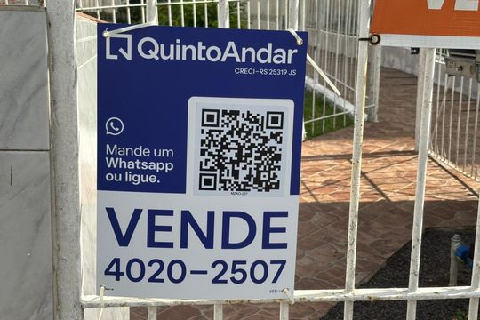 Plaquinha Instalada código KEFI-142 de apartamento à venda com 2 quartos, 64m² em Petrópolis, Porto Alegre