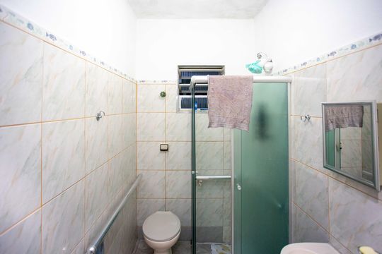 Banheiro de casa à venda com 2 quartos, 70m² em Centro, Diadema
