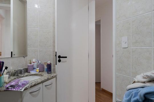 Banheiro social de apartamento à venda com 3 quartos, 69m² em Parada Inglesa, São Paulo