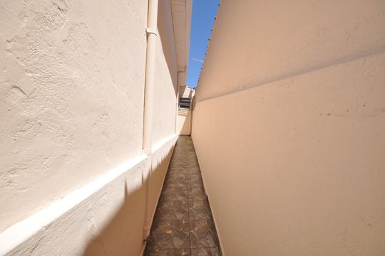 Corredor externo de casa para alugar com 2 quartos, 153m² em Vila Mazzei, São Paulo