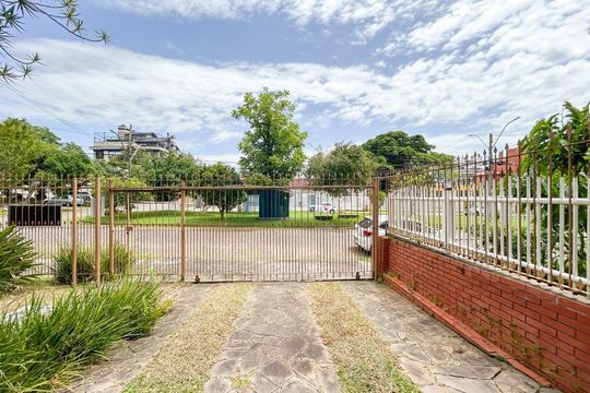 Área Externa  de casa para alugar com 4 quartos, 400m² em Jardim Lindóia, Porto Alegre