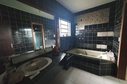 Banheiro 3 de casa para alugar com 4 quartos, 400m² em Jardim Lindóia, Porto Alegre