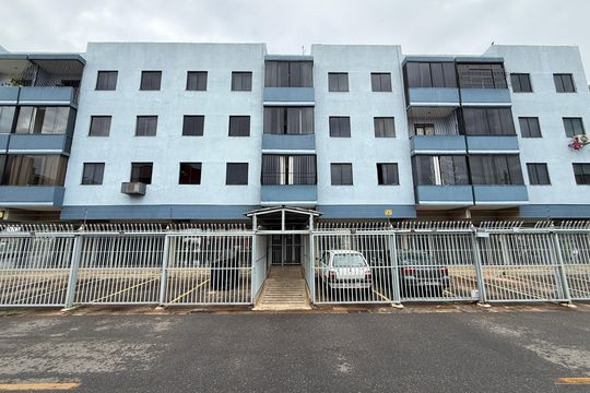 Fachada do Prédio de apartamento à venda com 2 quartos, 70m² em Qi 18, Brasília
