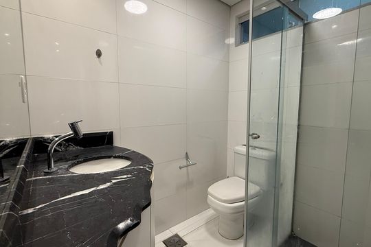 Banheiro de apartamento à venda com 2 quartos, 70m² em Qi 18, Brasília
