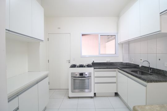 Cozinha de casa de condomínio para alugar com 2 quartos, 81m² em Vila Romano, São Paulo