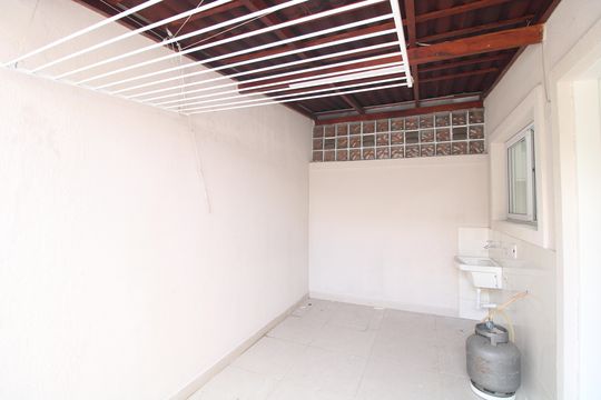 Lavanderia de casa de condomínio para alugar com 2 quartos, 81m² em Vila Romano, São Paulo