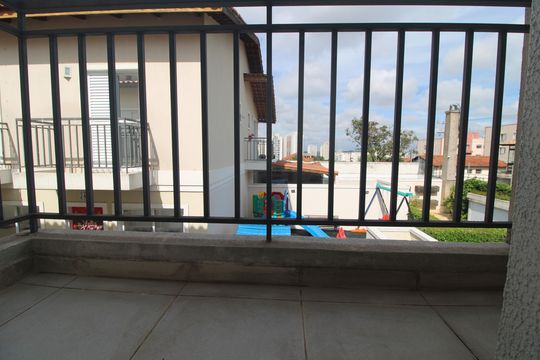 Sacada da suíte 2 de casa de condomínio para alugar com 2 quartos, 81m² em Vila Romano, São Paulo
