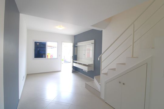 Sala de casa de condomínio para alugar com 2 quartos, 81m² em Vila Romano, São Paulo