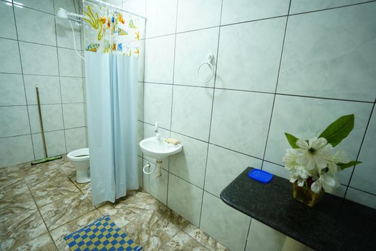 Banheiro de serviço de casa de condomínio à venda com 3 quartos, 185m² em Anhangüera, Goiânia