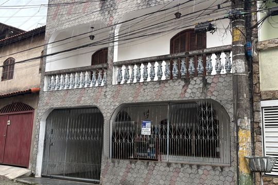 Fachada  de casa à venda com 2 quartos, 110m² em Jardim do Estádio, Santo André