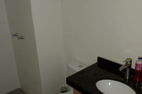 Banheiro  de kitnet/studio para alugar com 1 quarto, 35m² em Jardim Botânico, Porto Alegre