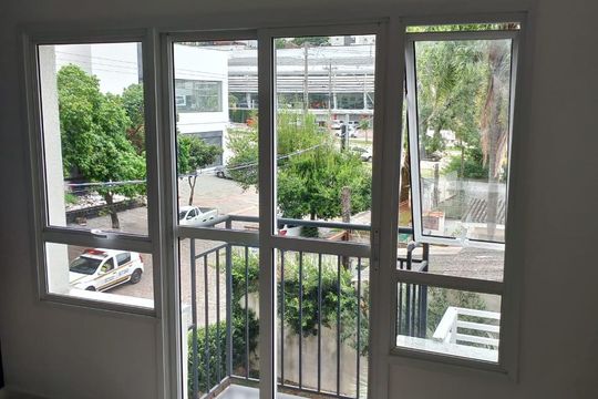 Varanda da Sala  de kitnet/studio para alugar com 1 quarto, 35m² em Jardim Botânico, Porto Alegre