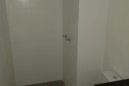 Banheiro  de kitnet/studio para alugar com 1 quarto, 35m² em Jardim Botânico, Porto Alegre